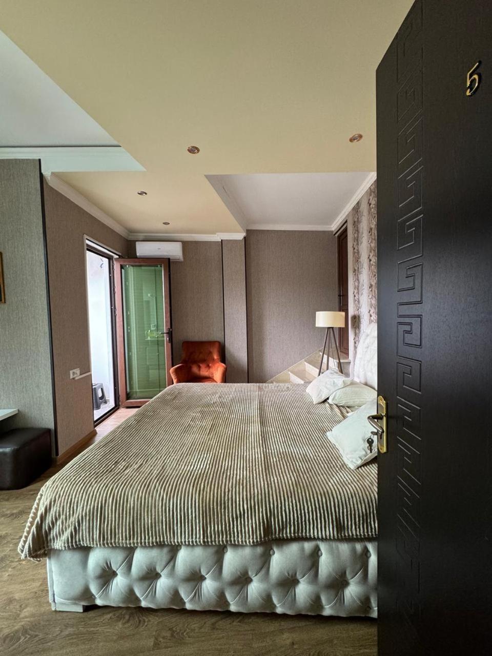 Aisi Kutaisi Hotel Buitenkant foto